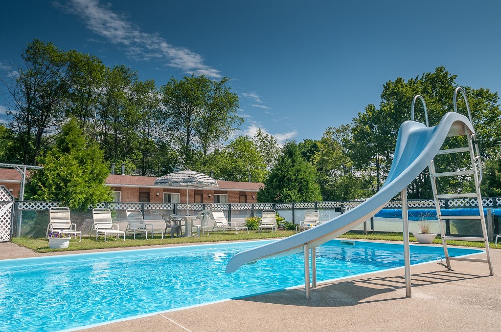 Motel St-Moritz | 1580 Rue Principale E, Sainte-Agathe-des-Monts, QC J8C 2V7, Canada | Phone: (819) 326-3444