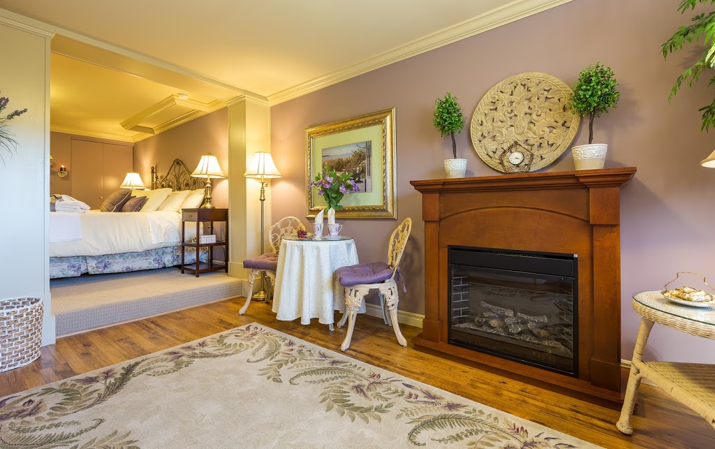 A Vista Villa Couples Retreat | 962 Ryder Dr, Kelowna, BC V1Y 7T5, Canada | Phone: (877) 762-7831