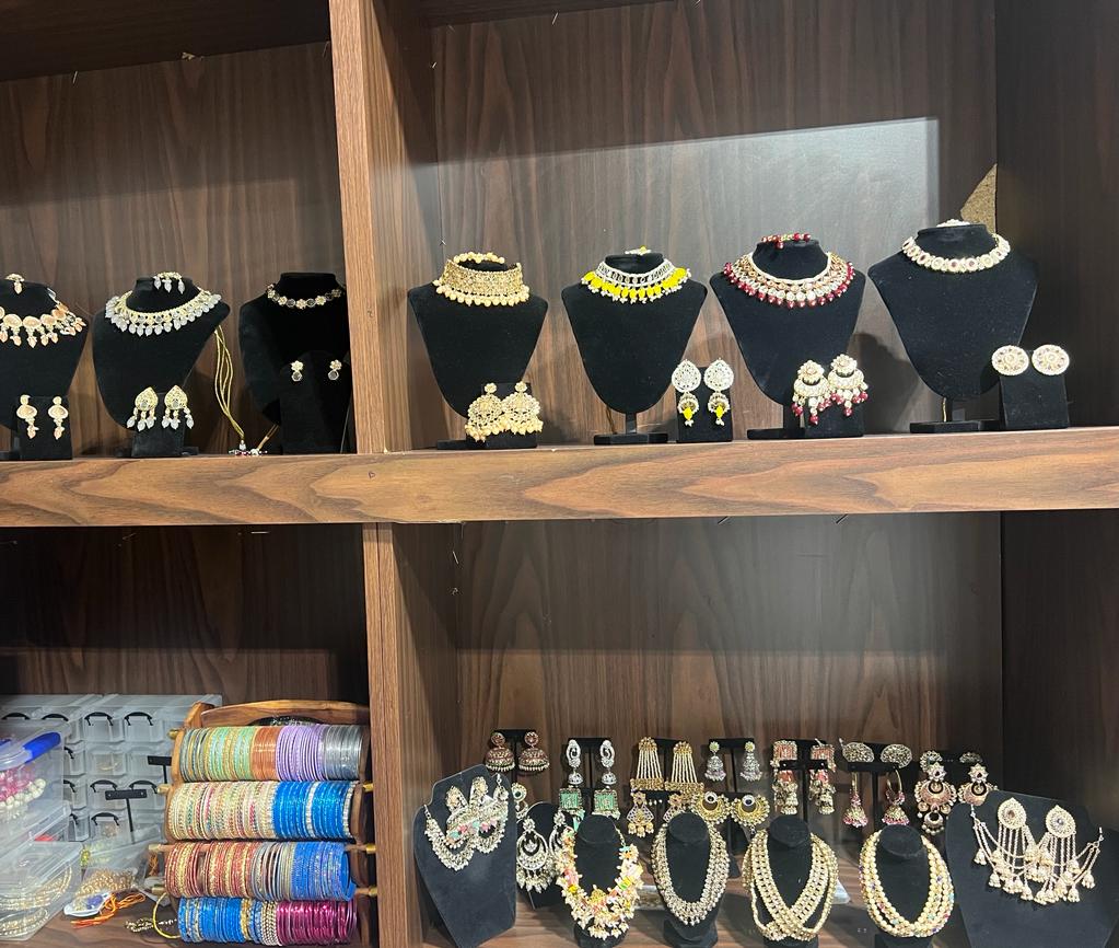 Manpreet Boutique | 213 Rue du Sentier, Pincourt, QC J7V 9P7, Canada | Phone: (514) 809-9788