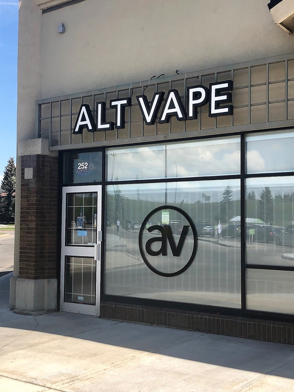 Alt Vape TransCanada | 1440 52 St NE #252, Calgary, AB T2A 4T8, Canada | Phone: (403) 454-4777
