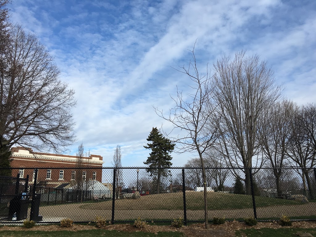 Montreal West dog park | 17 Chem. Ainslie, Montréal-Ouest, QC H4X 1V3, Canada | Phone: (514) 872-0311