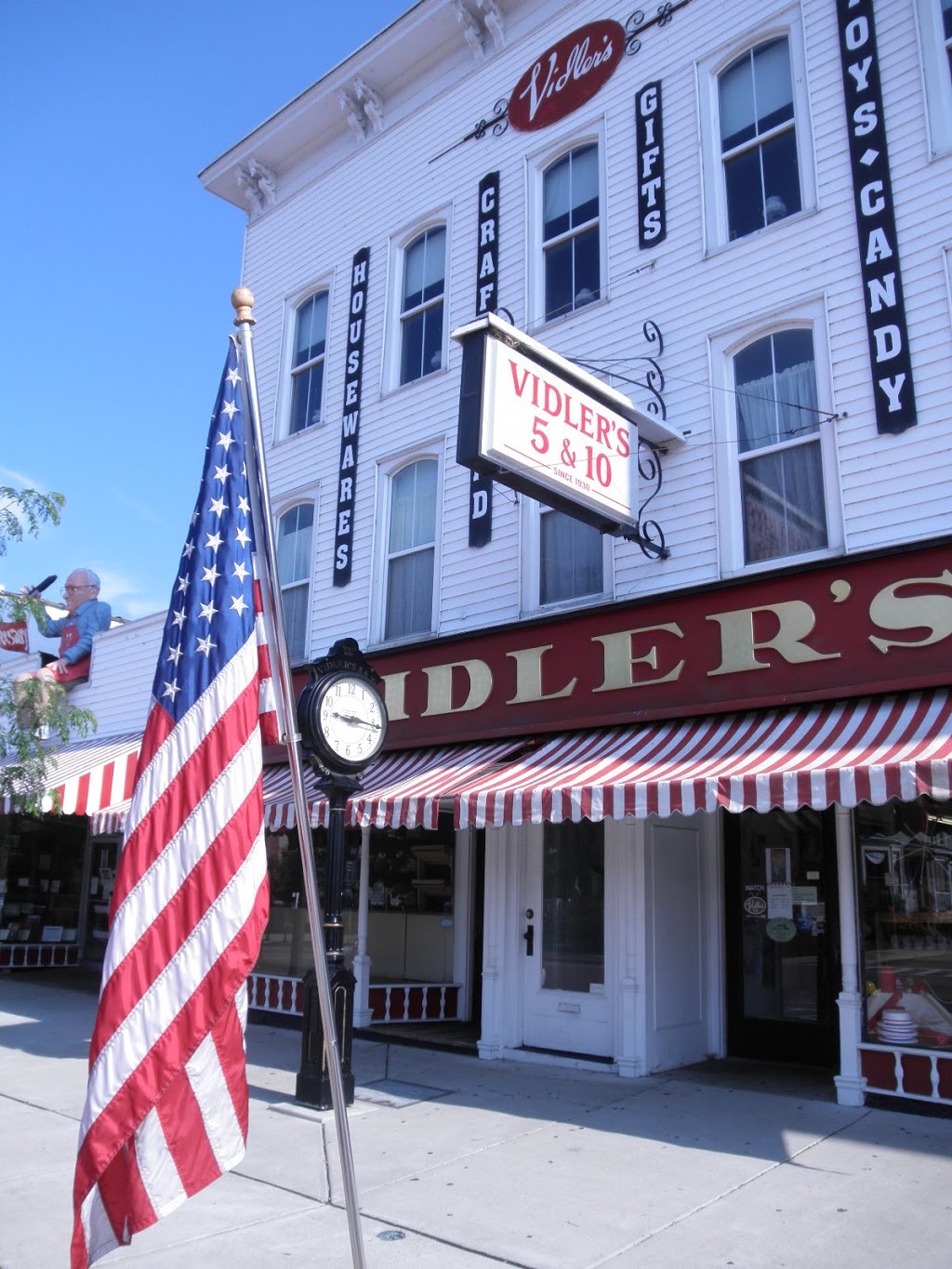 Vidlers 5 & 10, Inc. | 676 - 694 Main St, East Aurora, NY 14052, USA | Phone: (716) 652-0481