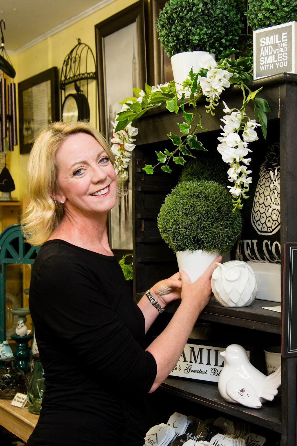 McLennan Flowers & Gifts | 2445 Main St, London, ON N6P 1R1, Canada | Phone: (519) 652-2042