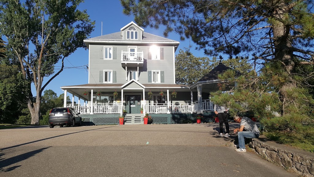 Auberge Beauséjour | 569 Chemin du Quai, Saint-Joseph-de-la-Rive, QC G0A 3Y0, Canada | Phone: (418) 635-2895