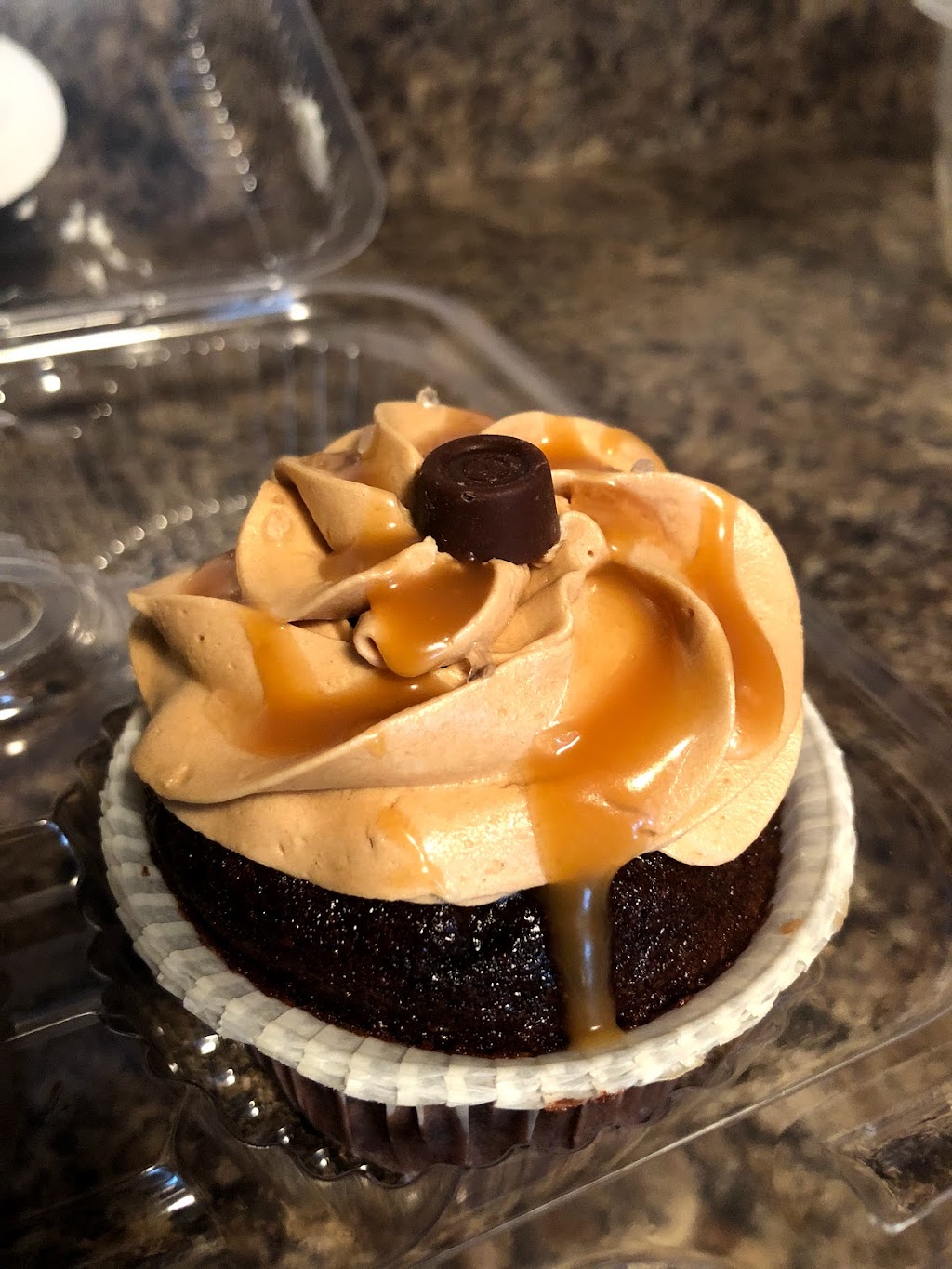 Razzle Dazzle Cupcakes | 319 Springbank Dr, London, ON N6J 1G6, Canada | Phone: (519) 663-9973
