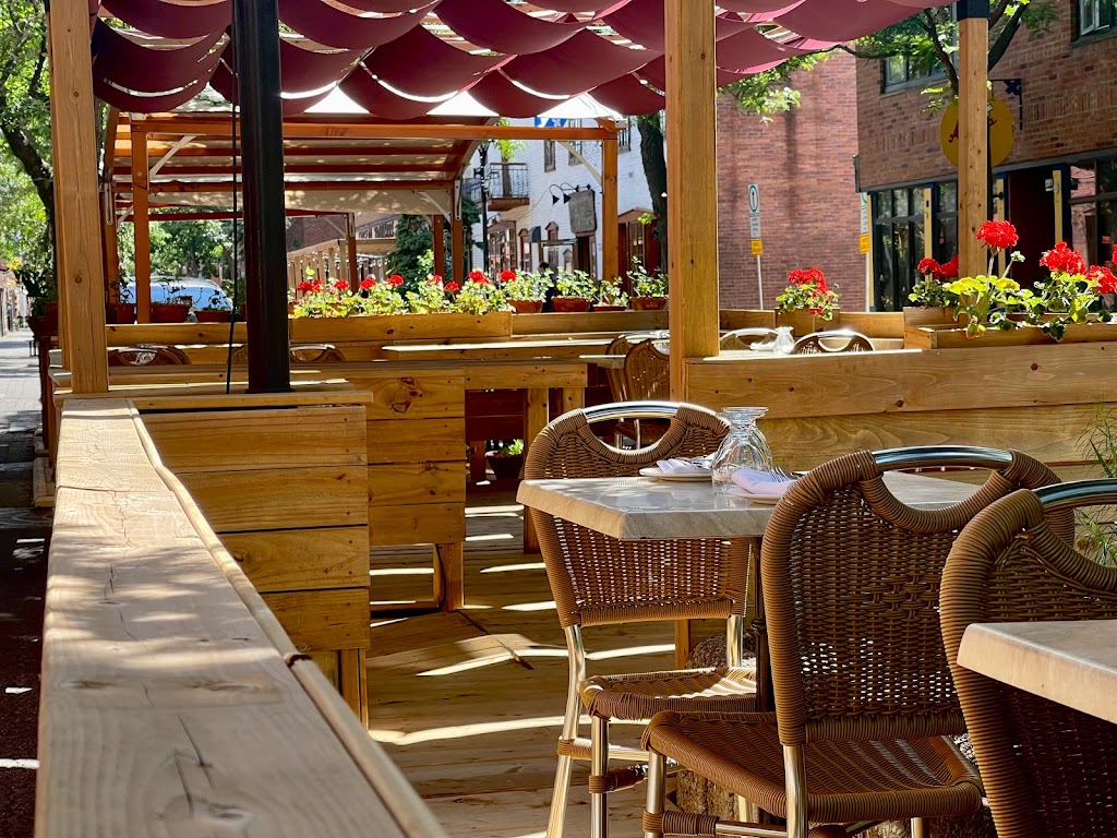 Les Oiseaux | 554 Av. Duluth E, Montréal, QC H2L 1A9, Canada | Phone: (514) 849-8844