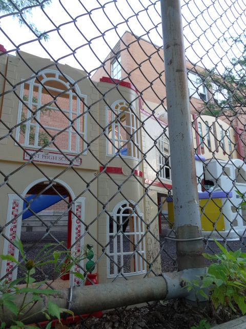 Le Petit Chaperon Rouge Garderie Francophone | 80 Queensdale Ave, East York, ON M4J 1Y3, Canada | Phone: (416) 463-3975