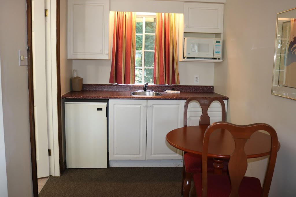 Fenelon Inn | 36 Helen St, Fenelon Falls, ON K0M 1N0, Canada | Phone: (705) 887-9000
