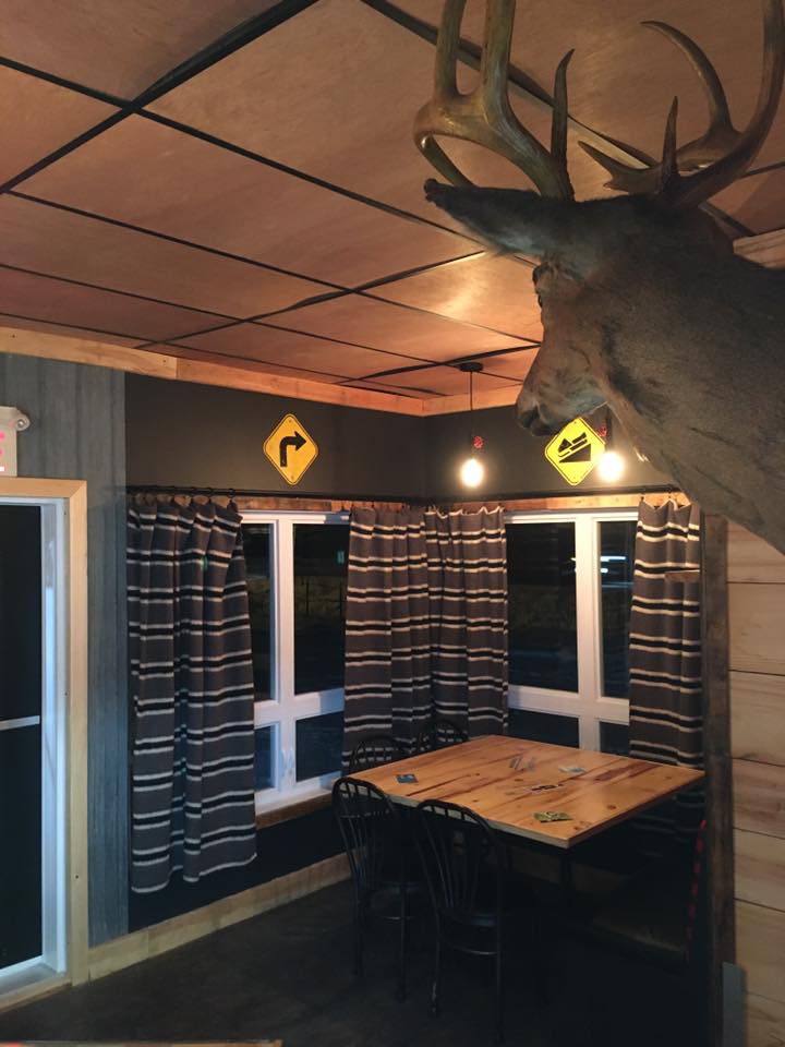 Bistro-bar | 5388 Chem. du Quai, Lac-Kénogami, QC G7X 7V6, Canada | Phone: (418) 542-3394