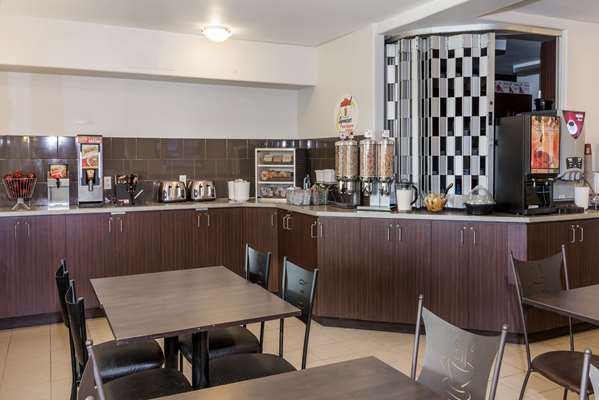 Super 8 by Wyndham Quebec City | 7286 Boulevard Wilfrid-Hamel, Québec, QC G2G 1C1, Canada | Phone: (418) 877-6888