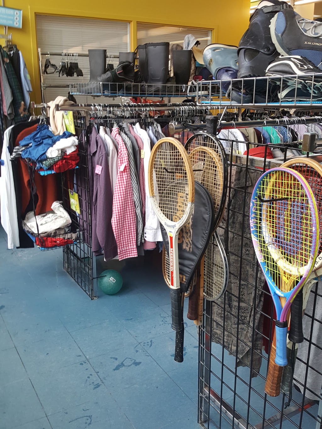 Fripe-Prix Renaissance | 801-803 Boulevard Décarie, Saint-Laurent, QC H4L 3L7, Canada | Phone: (514) 747-2635