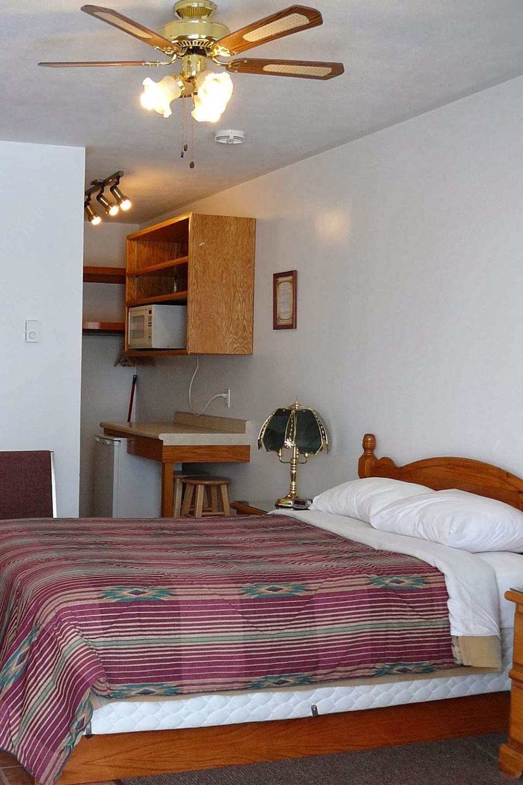 Jays Motel and Restaurant | Talbot Road, 3313 ON-3, Jarvis, ON N0A 1J0, Canada | Phone: (519) 587-5717
