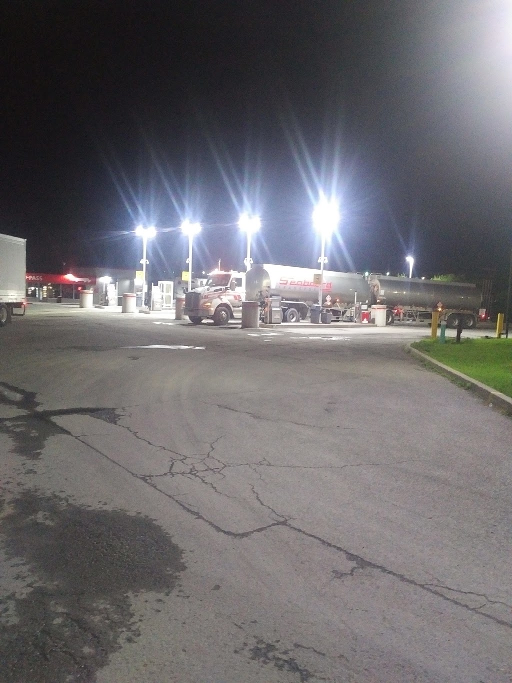 Petro-Pass Truck Stop | 1400 Windmill Ln, Gloucester, ON K1B 4V5, Canada | Phone: (613) 744-5711