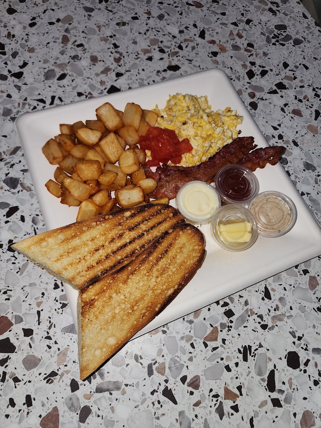 Restaurant le nouveau snoopy | 595F 9e Av, Beauceville, QC G5X 1J3, Canada | Phone: (418) 774-6434