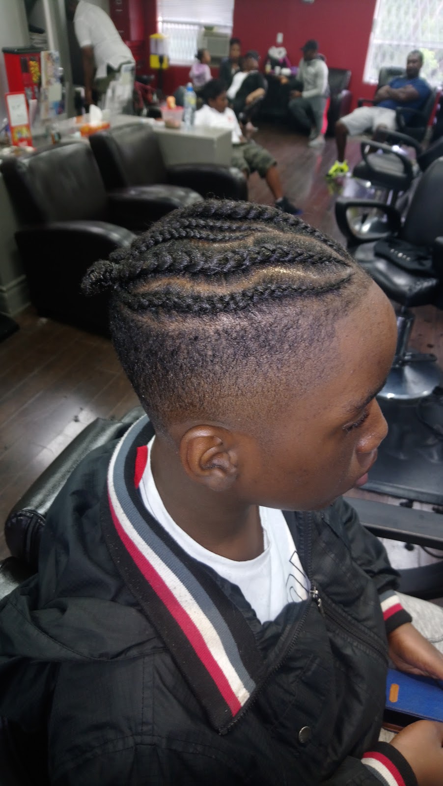 Queenofcuts | 3070A Hurontario St, Mississauga, ON L5B 1N7, Canada | Phone: (647) 575-2890