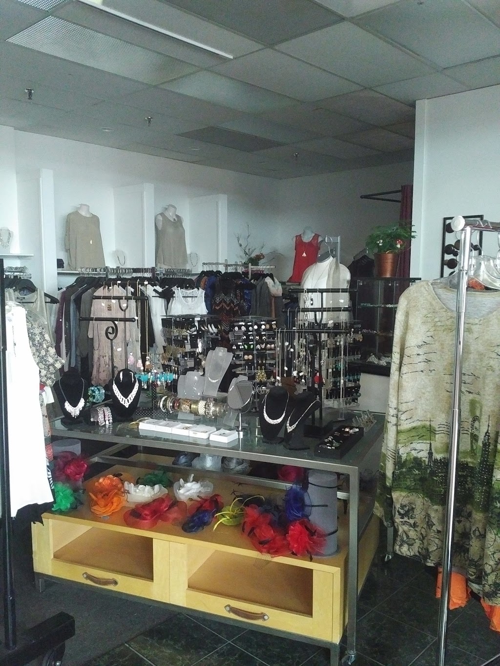 Passionista Garage | 900 Gibsons Way #19, Gibsons, BC V0N 1V0, Canada | Phone: (604) 886-7165