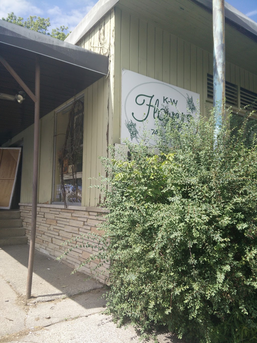 KW Flowers | 28 Laurel St, Waterloo, ON N2J 2H2, Canada | Phone: (519) 742-3545