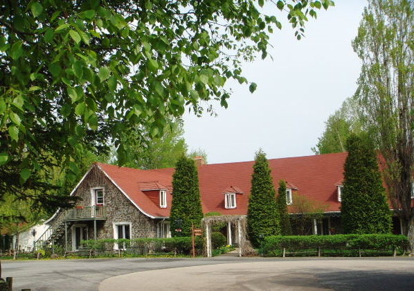 Auberge La Coudrière (Cool Hotel) | 2891 Chemin des Coudriers, La Baleine, QC G0A 2A0, Canada | Phone: (418) 438-2838
