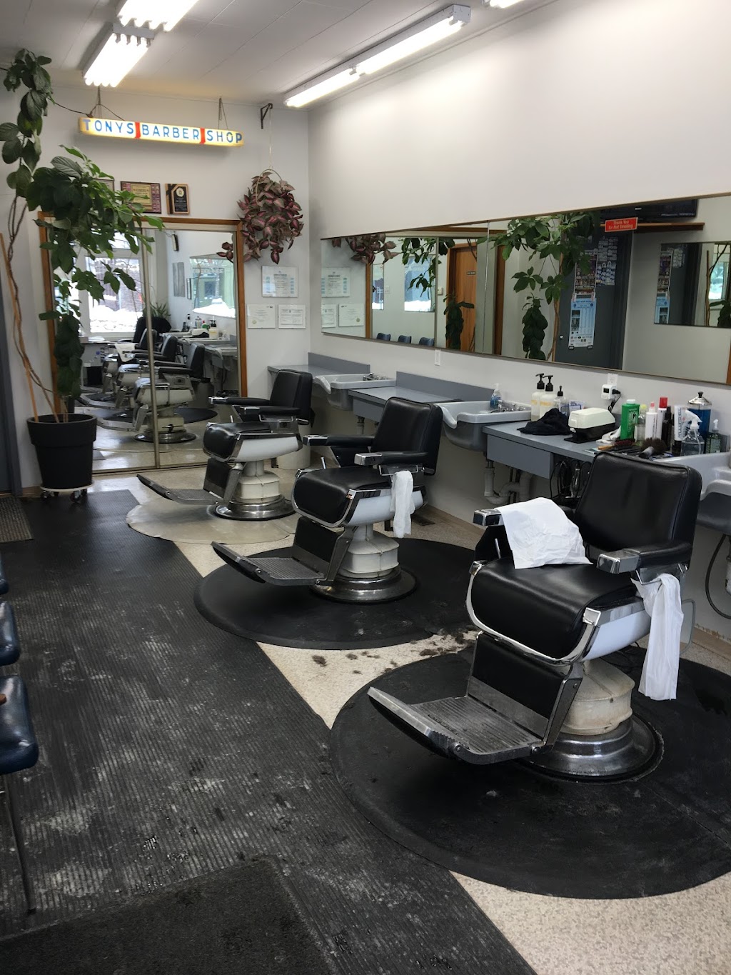 Tonys Barbershop | 118 Regent Ave W, Winnipeg, MB R2C 1P9, Canada | Phone: (204) 224-0283
