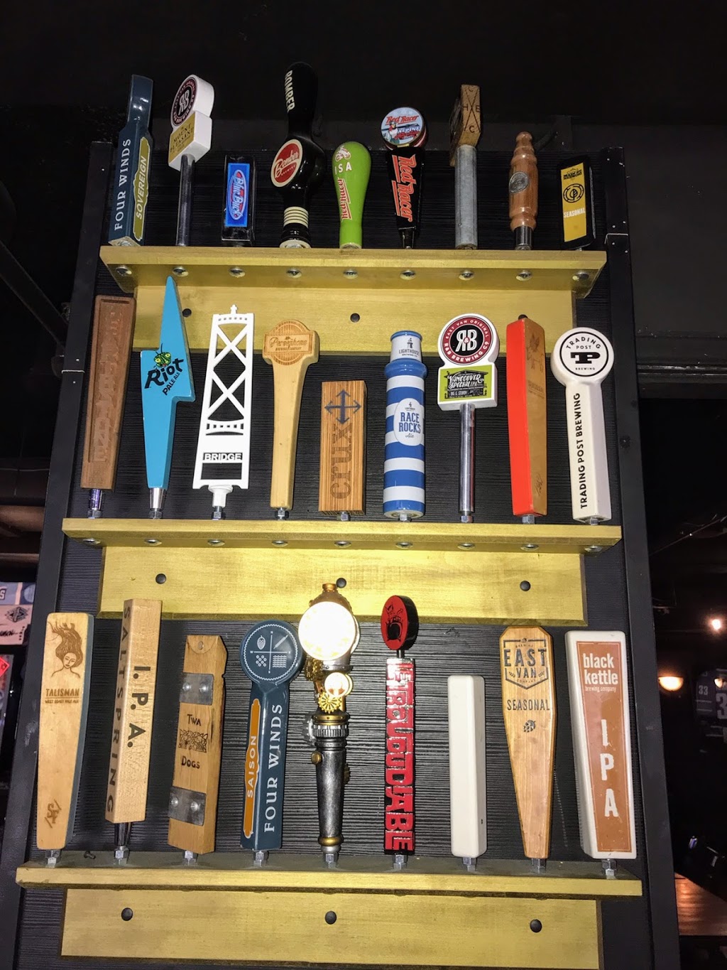 12 Kings Pub | 395 Kingsway, Vancouver, BC V5T 3J7, Canada | Phone: (604) 558-1208