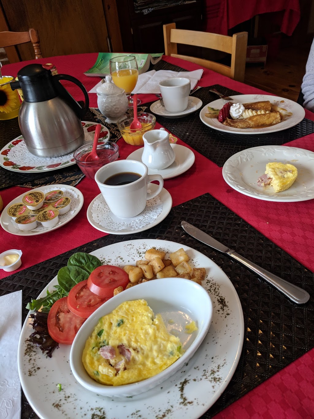 Auberge Aux Toits Rouges | 72 Route Chesham, Notre-Dame-des-Bois, QC J0B 2E0, Canada | Phone: (819) 888-2999