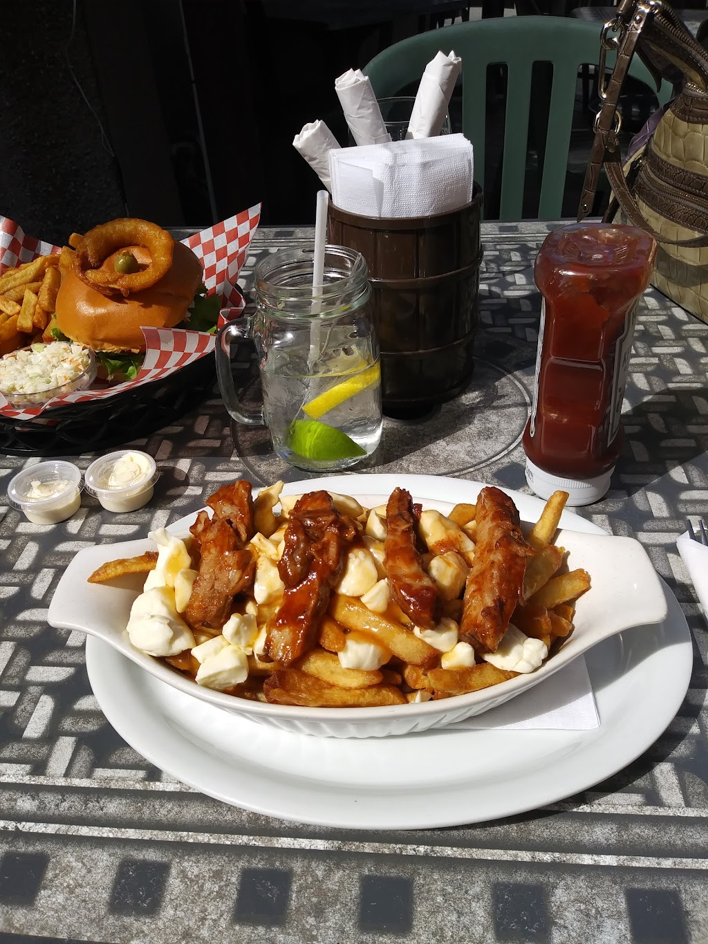 Restaurant - Bar Brassette LAmi Enr | 265 Avenue St Laurent, Louiseville, QC J5V 1K2, Canada | Phone: (819) 228-3939