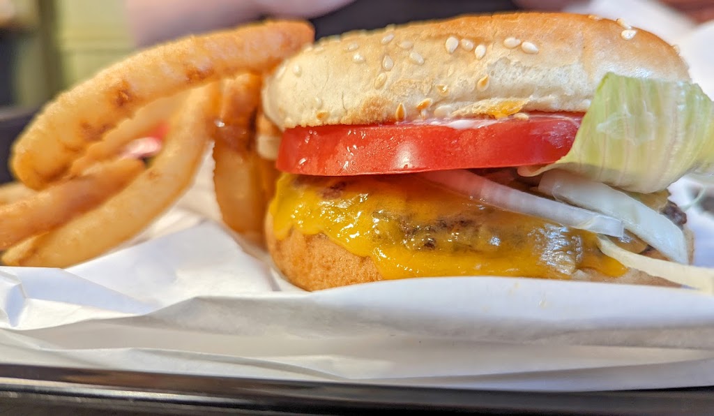 Cantine à Paulina | 505A Rue du Boisé, Grandes-Bergeronnes, QC G0T 1G0, Canada | Phone: (418) 232-6666