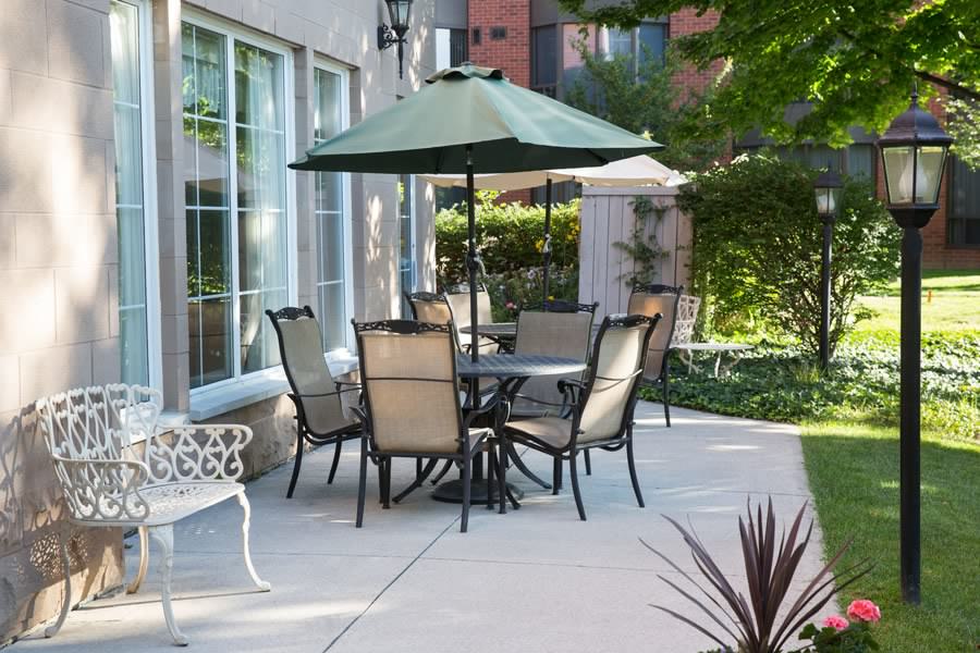 Chartwell Marthas Landing Retirement Residence | 2109 Lakeshore Rd, Burlington, ON L7R 4Z4, Canada | Phone: (289) 635-3192