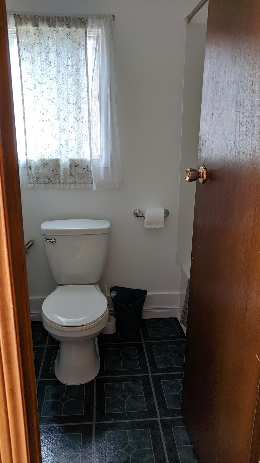 The Robins Nest | 20 Robinson St, Port Burwell, ON N0J 1T0, Canada | Phone: (519) 488-1657