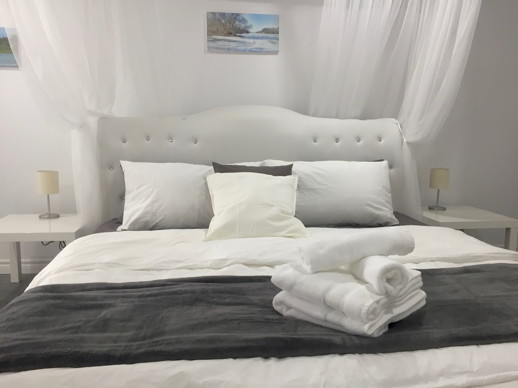 Port Franks Getaway - Pinery Bijou Suite | 7702 Clayton St, Port Franks, ON N0M 2L0, Canada | Phone: (519) 312-8905