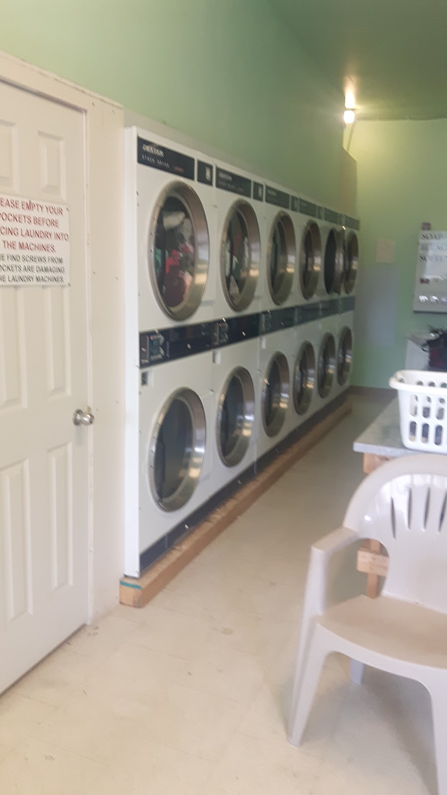 G & S Laundromat | 443 Wentworth St N b, Hamilton, ON L8L 5W6, Canada | Phone: (905) 529-4165