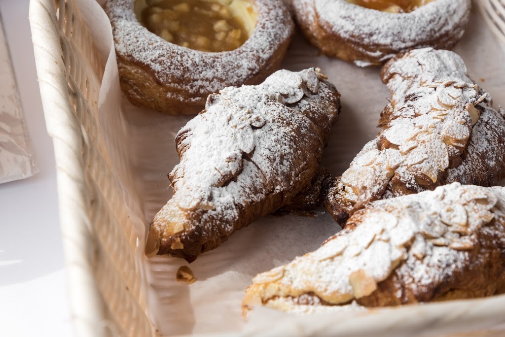 Pâtisserie La Cigogne | 1626 Bayview Ave, Toronto, ON M4G 3B7, Canada | Phone: (416) 487-1234