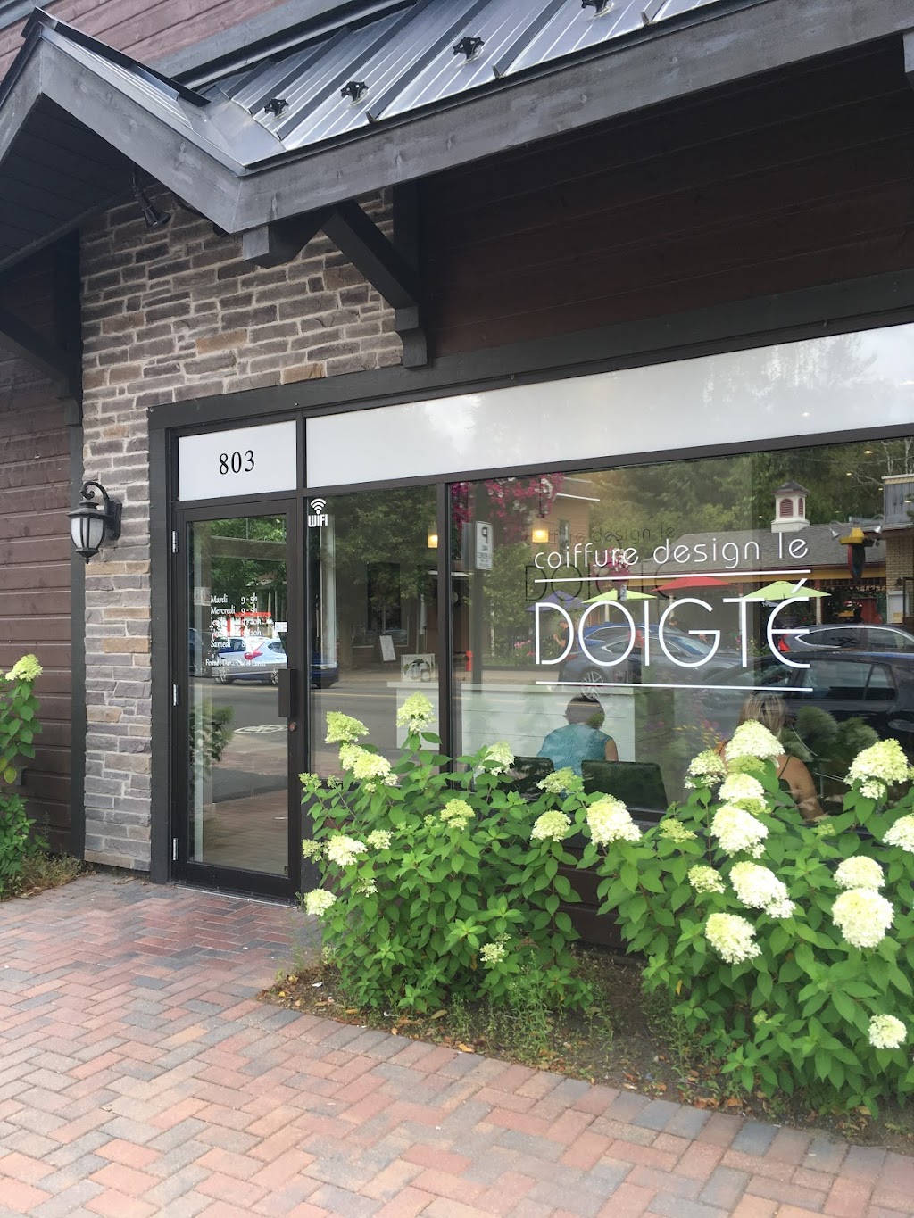 Salon-Coiffure Le Doigte | 803 Rue de St Jovite, Mont-Tremblant, QC J8E 3J8, Canada | Phone: (819) 425-9992