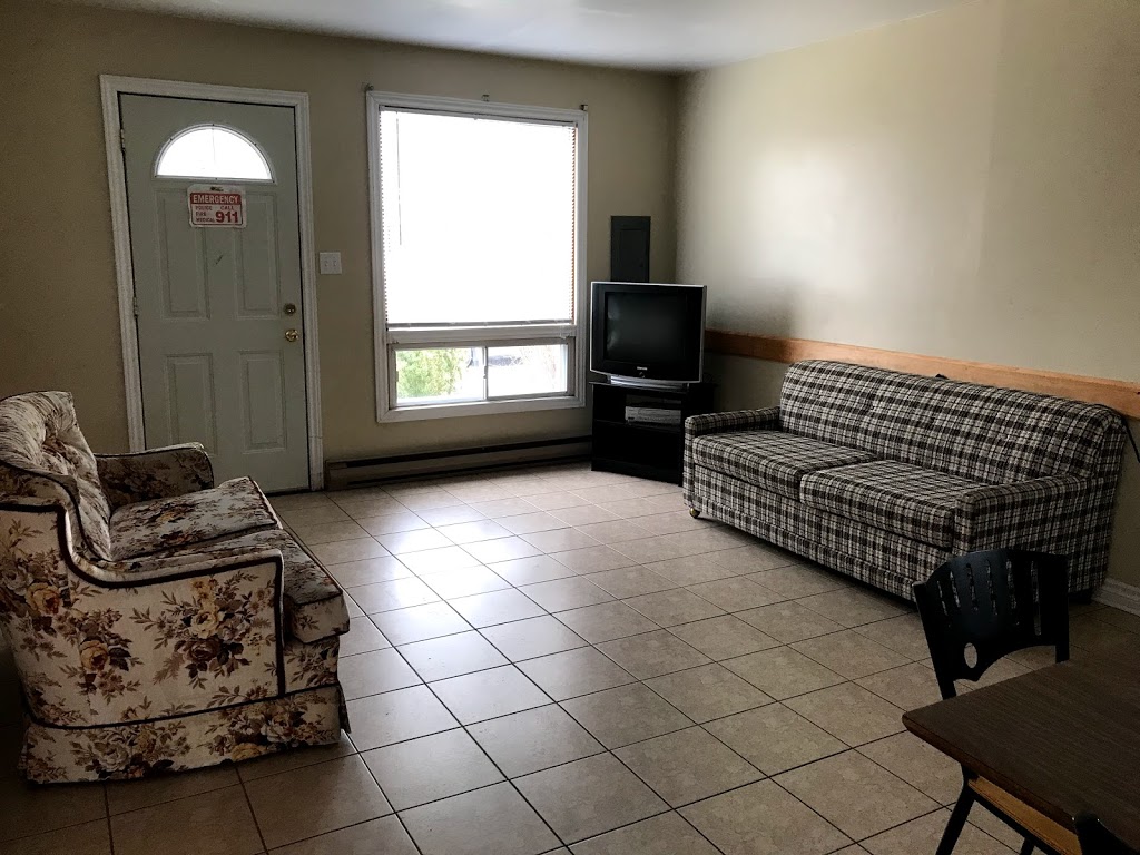 Wasaga Beach Cottage Rentals | 106 River Rd E, Wasaga Beach, ON L9Z 2K9, Canada | Phone: (437) 776-3338