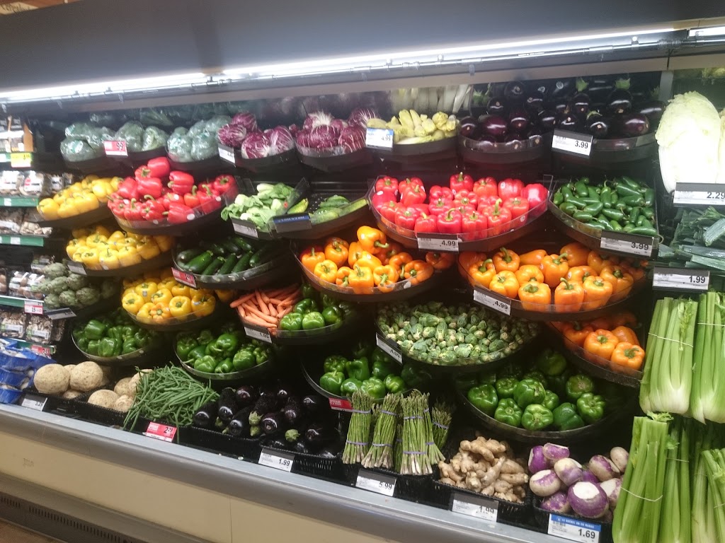 Metro Plus | 8935 Rue, Avenue André-Grasset, Montréal, QC H2M 2E9, Canada | Phone: (514) 382-1465