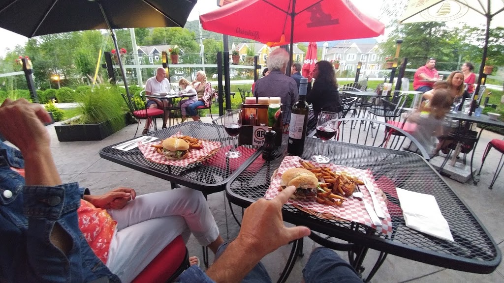 Burger Pub | 4940 Chemin du Parc, Orford, QC J1X 7N9, Canada | Phone: (819) 847-4936