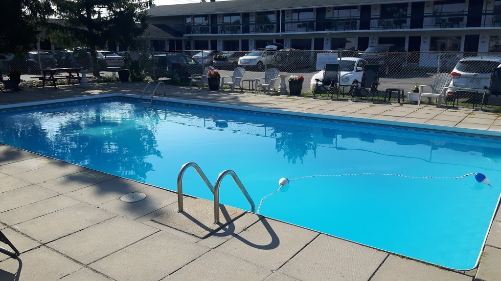 Motel Montcalm | 175 Boulevard Gréber, Gatineau, QC J8T 3R1, Canada | Phone: (819) 568-0144