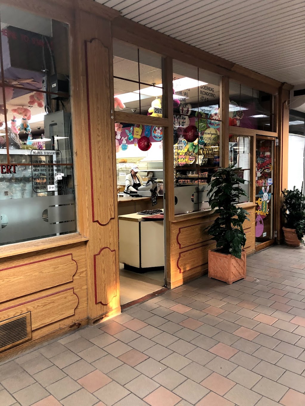 Swiss Vienna Patisserie | 297 Boul Saint-Jean, Pointe-Claire, QC H9R 3J1, Canada | Phone: (514) 697-2280