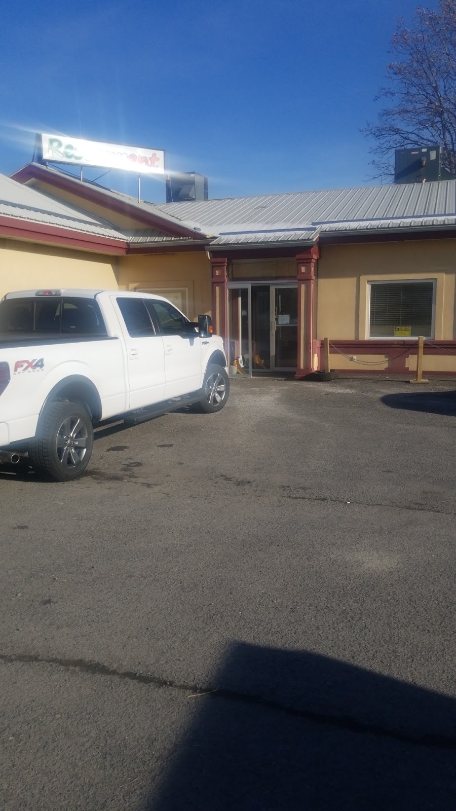 Restaurant chez Makaaf | 2454 Chemin des Patriotes E, Saint-Jean-sur-Richelieu, QC J2X 5M9, Canada | Phone: (450) 741-3754