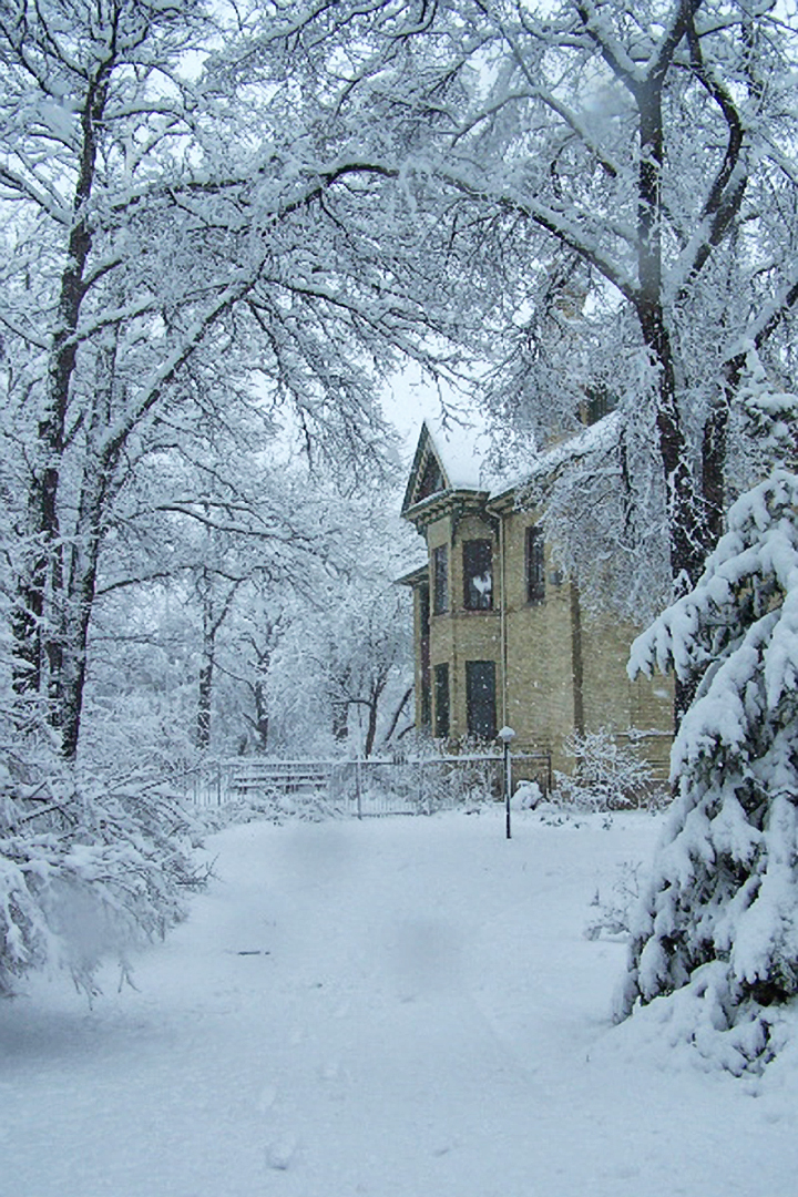 Beechmount Bed and Breakfast | 134 W Gate, Winnipeg, MB R3C 2E1, Canada | Phone: (866) 797-0905