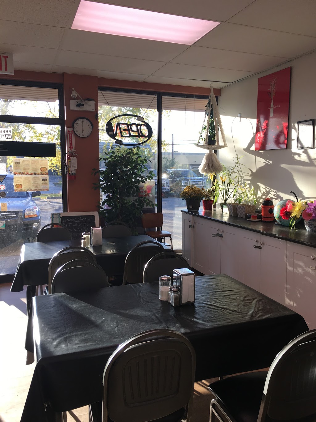 Lauras Homestyle Dining & Catering | 1313 Border St, Winnipeg, MB R3H 0X4, Canada | Phone: (204) 632-8600