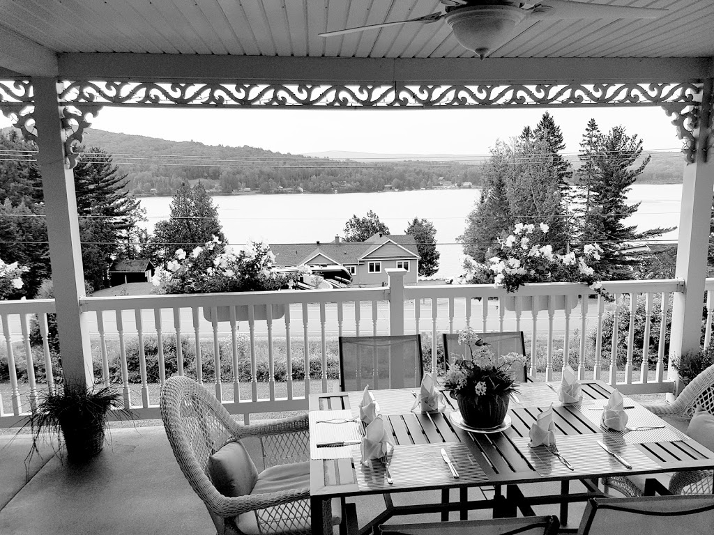 La Maison Bleue du Lac Wallace | 1383 QC-141, Saint-Herménégilde, QC J0B 2W0, Canada | Phone: (819) 844-2467
