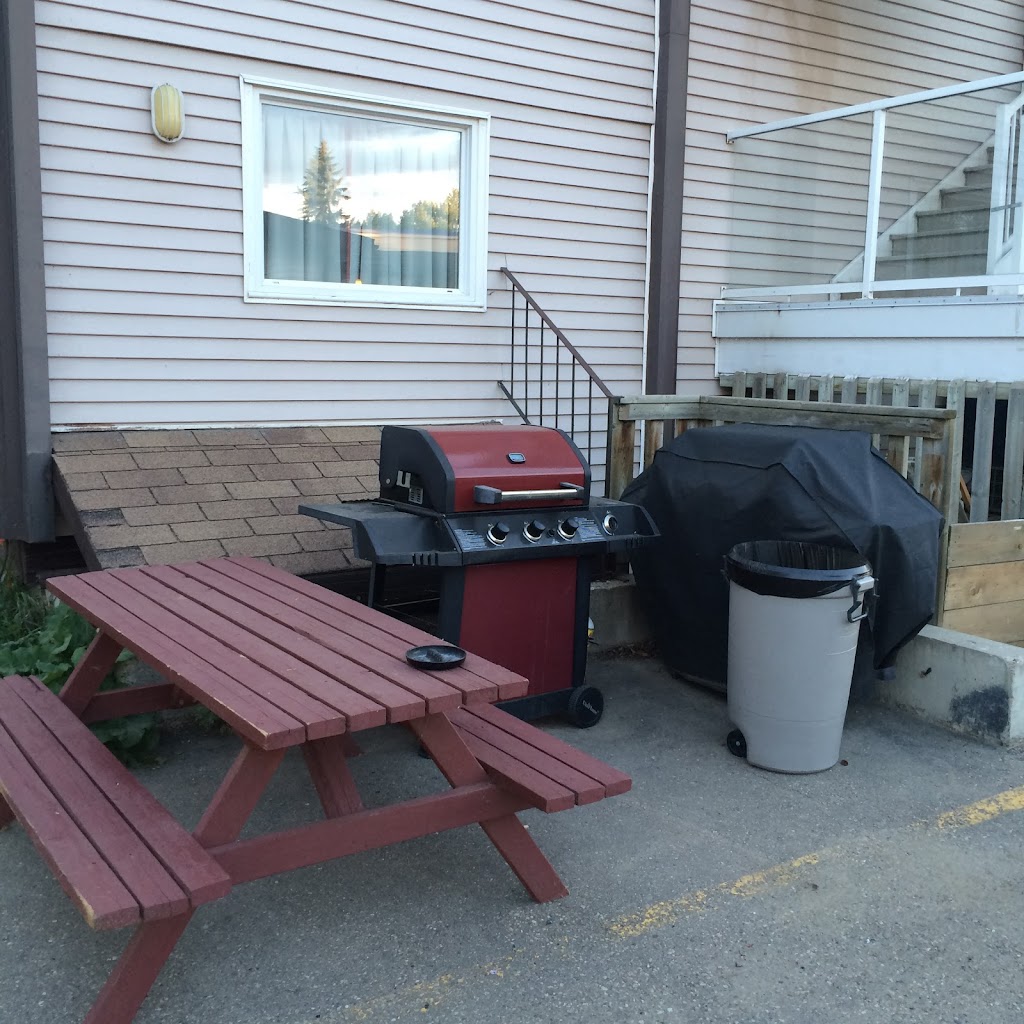 Raccoon Lodge Motel | 4515 Lakeshore Dr, Sylvan Lake, AB T4S 1C3, Canada | Phone: (403) 887-5423