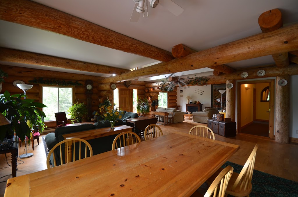Auberge du Bois Jolit | Chem. de la Paroi, Mont-Tremblant, QC J8E 2G1, Canada | Phone: (819) 425-6886