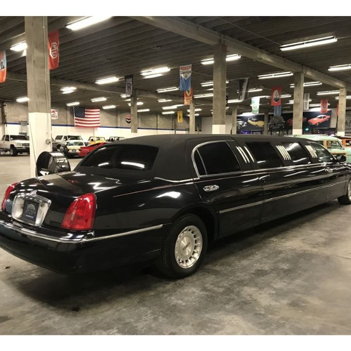 Mississauga Limousine Rentals | 7311 Black Walnut Trail, Mississauga, ON L5N 7M4, Canada | Phone: (905) 670-2144