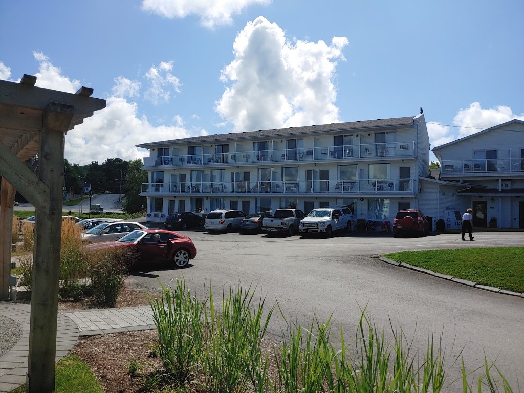 The Lighthouse Restaurant | 33 Bridge St, Picton, ON K0K 2T0, Canada | Phone: (613) 476-2186