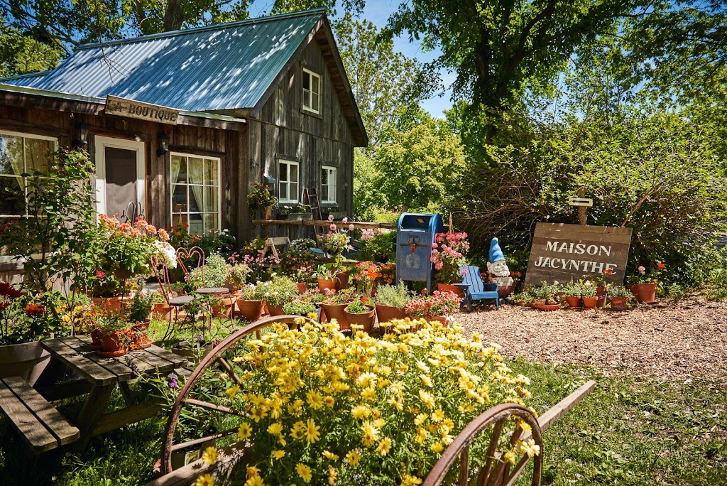 Maison Jacynthe La Prairie | 1955 Chemin de Fontarabie, La Prairie, QC J5R 0K3, Canada | Phone: (450) 444-7644