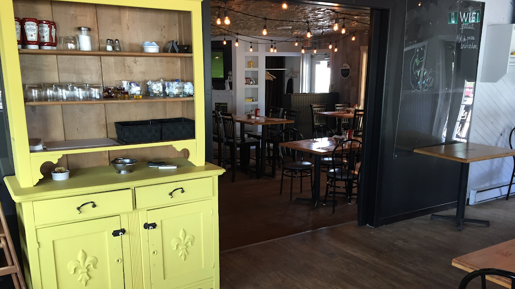 Resto-bar Brinadon | 570 Rue Saint Alphonse, Lac-aux-Sables, QC G0X 1M0, Canada | Phone: (418) 336-2627