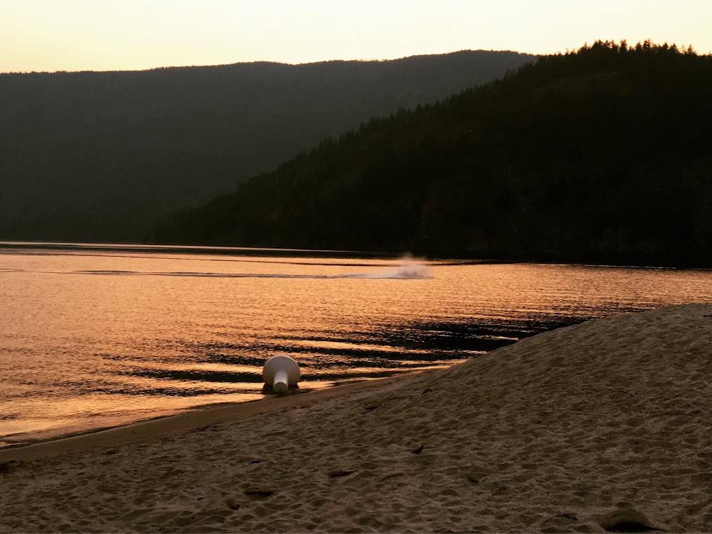 Hummingbird Beach Resort | 8843 BC-97A, Mara, BC V0E 2K0, Canada | Phone: (877) 707-0097