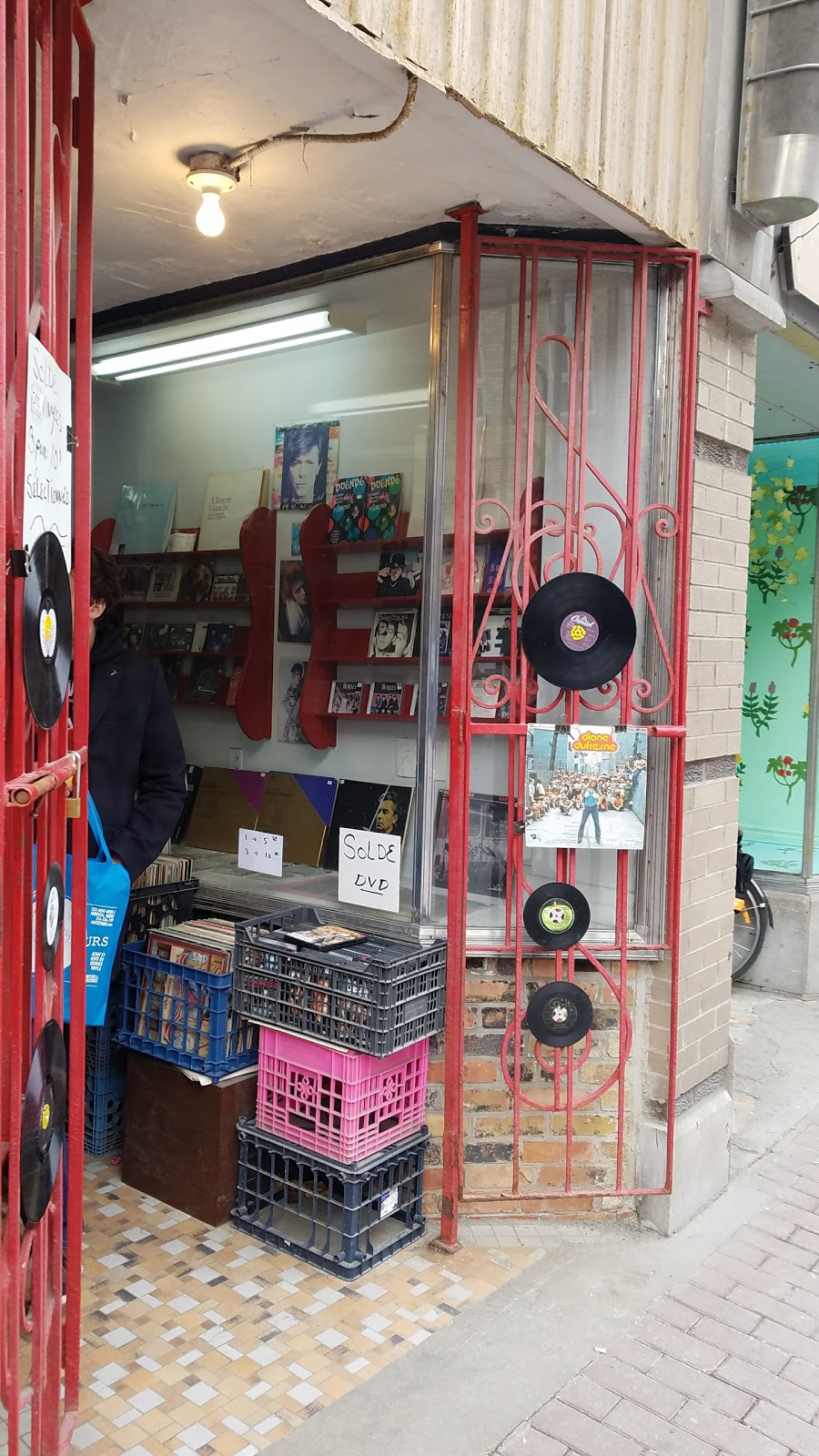 Musique Chez Sonny | 664 Rue Saint-Jean, Québec, QC G1R 1P8, Canada | Phone: (418) 640-0590